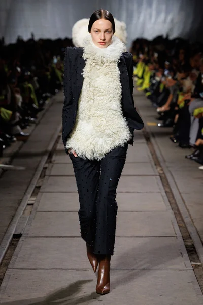 Look 3